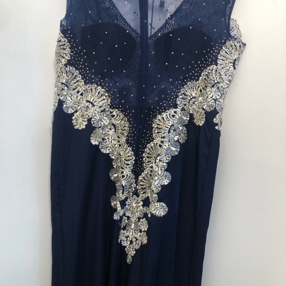 Beautiful formal dress great condition tear on the inside see picture - Picture 3 of 7